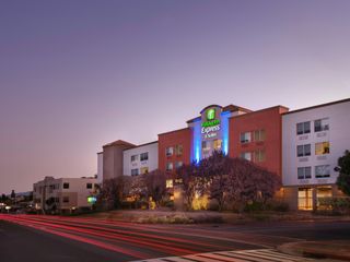 Holiday Inn Express Hotel & Suites