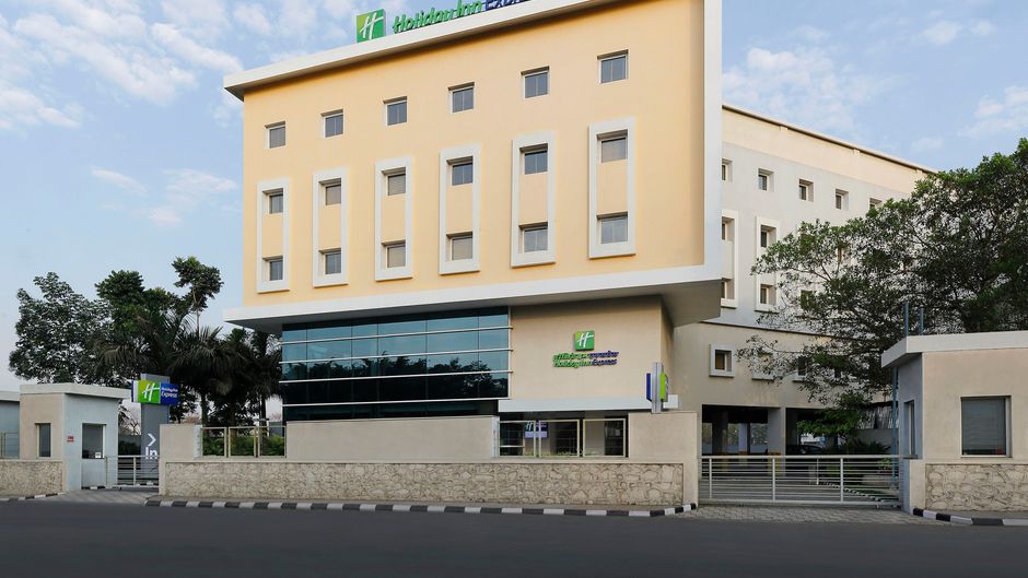 Holiday Inn Express Pune Pimpri Exterior