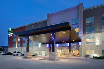 Holiday Inn Express & Suites Great Bend