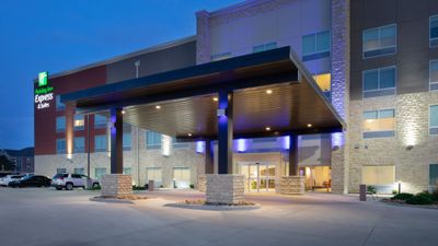 Holiday Inn Express & Suites Great Bend