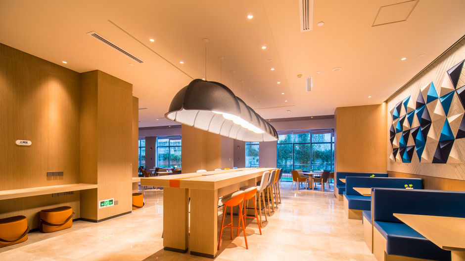 Holiday Inn Express West Lobby