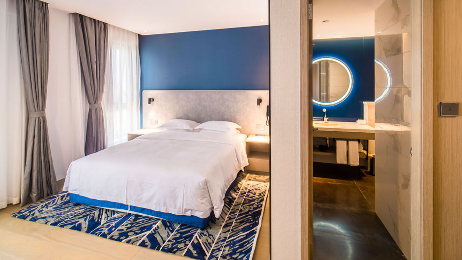 Holiday Inn Express West Suite