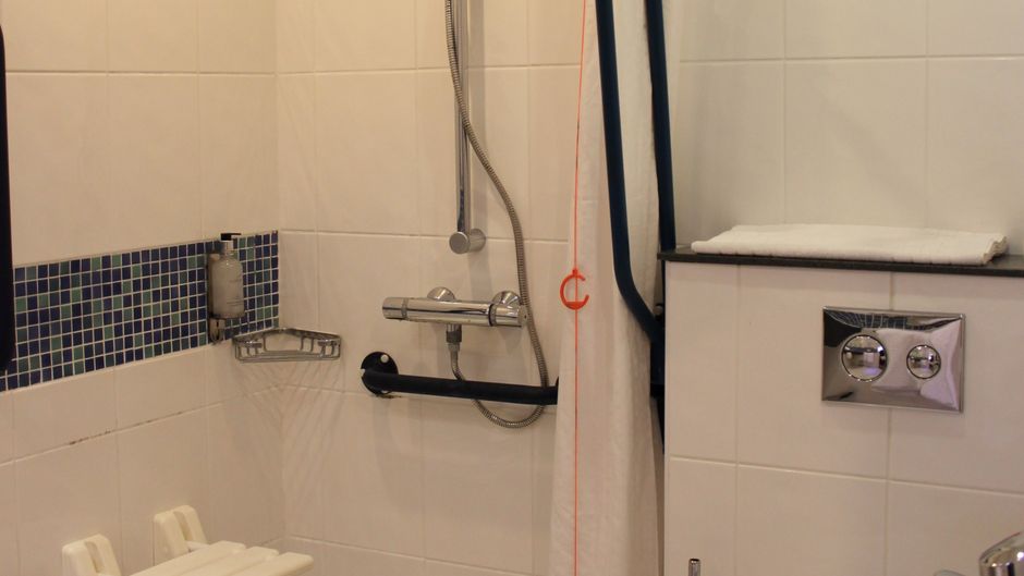 Holiday Inn Express Cardiff Airport Room