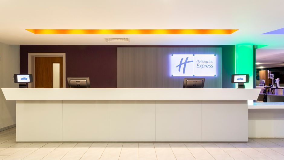 Holiday Inn Express Dunstable Lobby