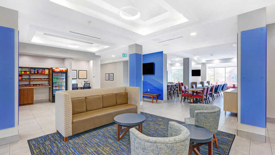 Holiday Inn Express Woodstock South Lobby