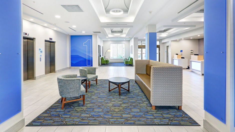 Holiday Inn Express Woodstock South Lobby