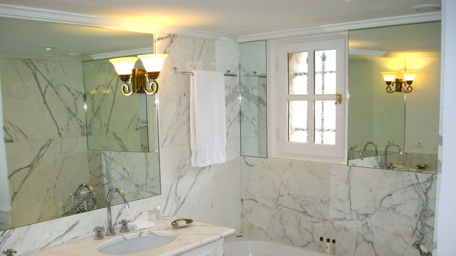 Le St Paul Hotel Room