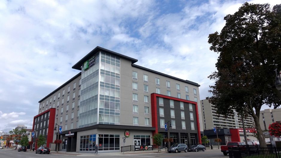 Holiday Inn Express & Suites Oshawa Exterior