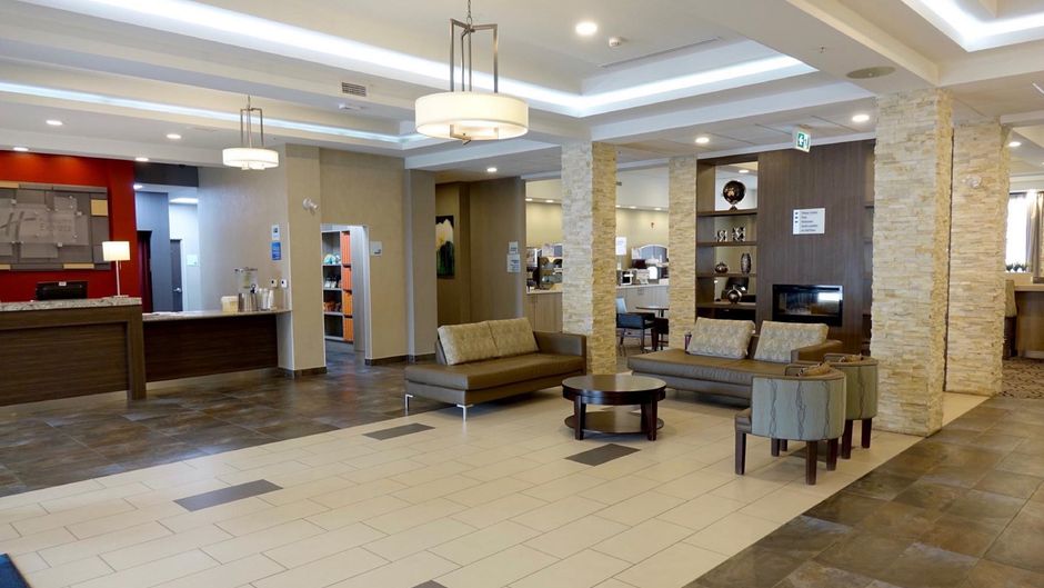 Holiday Inn Express & Suites Oshawa Lobby