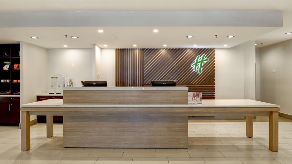 Holiday Inn Downtown Parliament Hill Lobby