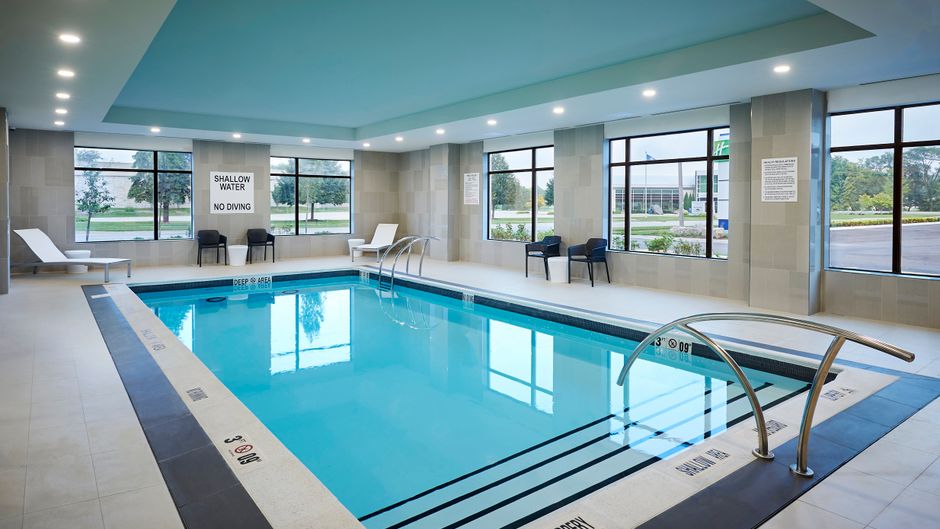 Holiday Inn Express Sarnia-Point Edward Pool