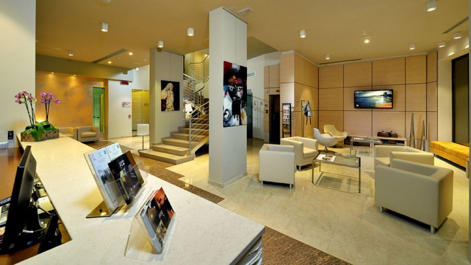 Hotel Carlton Lobby