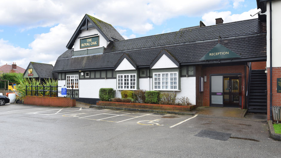 Royal Oak Hotel Bromborough Exterior