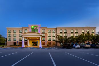 Holiday Inn Express & Stes East Lakewood