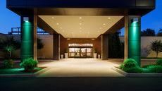 Holiday Inn Hotel & Suites Charleston W