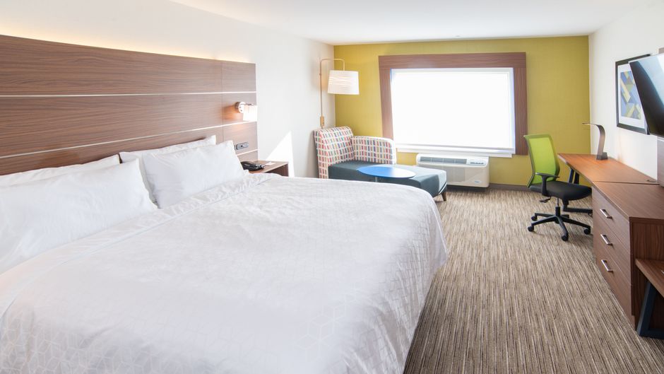 Holiday Inn Express & Stes N Battleford Room