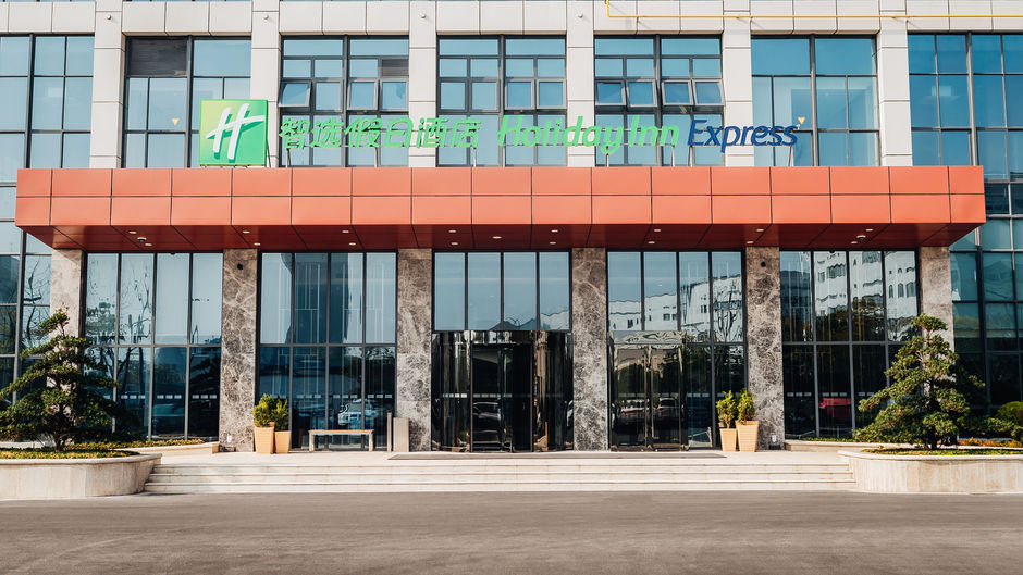 Holiday Inn Express CMC Exterior