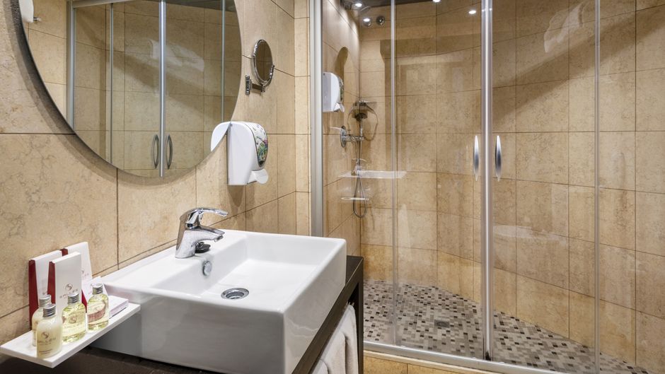 Salles Hotel Aeroport Girona Room