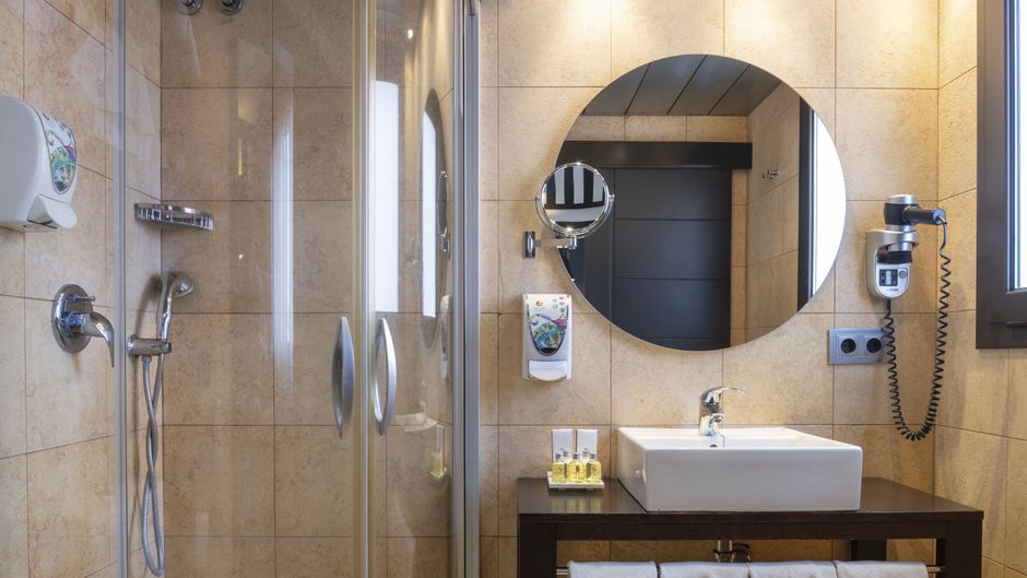 Salles Hotel Aeroport Girona Room