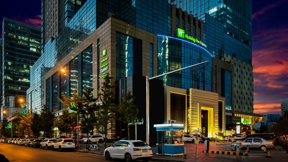 Holiday Inn Express North Station Exterior