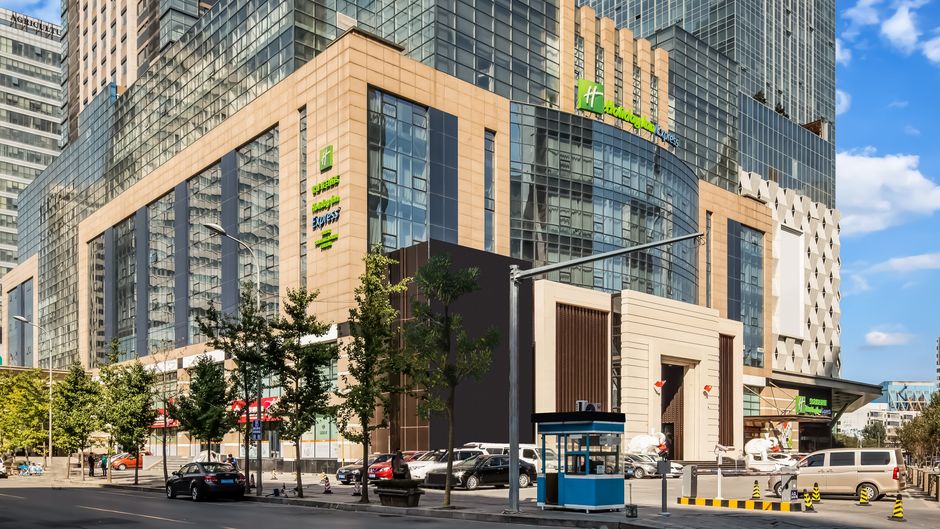 Holiday Inn Express North Station Exterior
