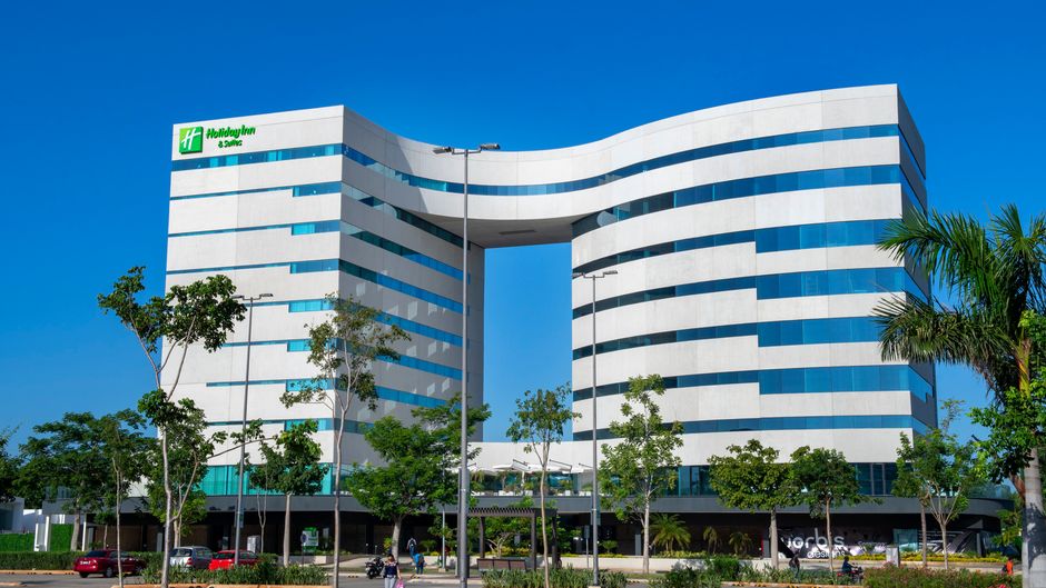 Holiday Inn & Suites Merida La Isla Exterior