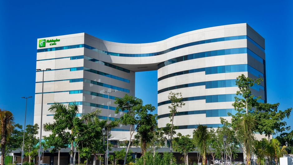 Holiday Inn & Suites Merida La Isla Exterior