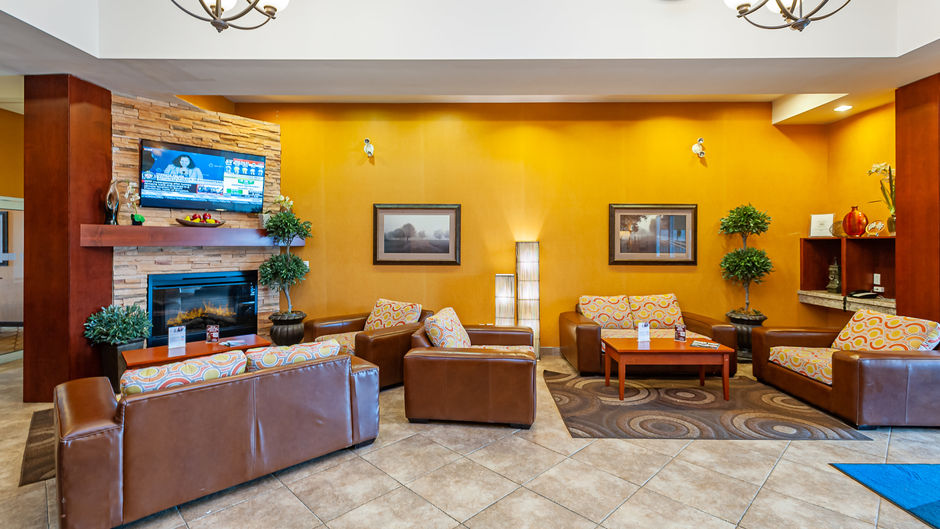 Holiday Inn Express & Suites Bowmanville Exterior