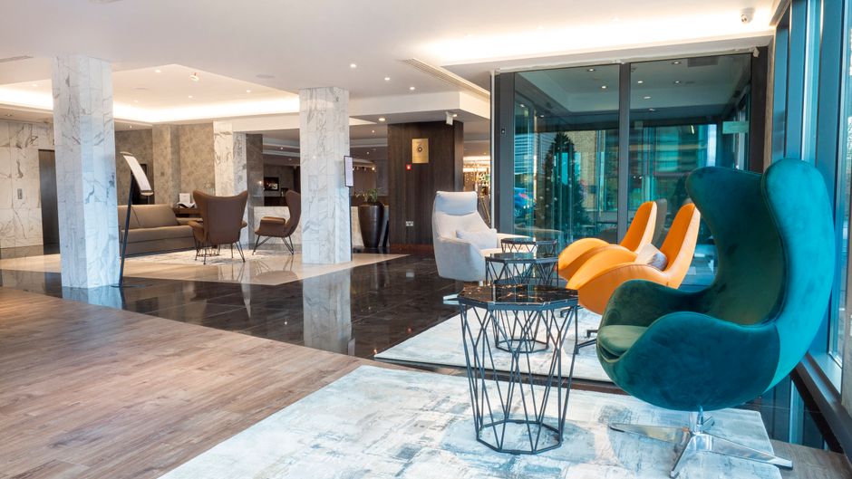 Crowne Plaza London-Kingston Lobby