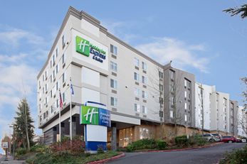 Holiday Inn Express Hotel & Suites