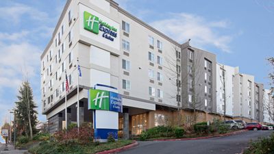 Holiday Inn Express Hotel & Suites