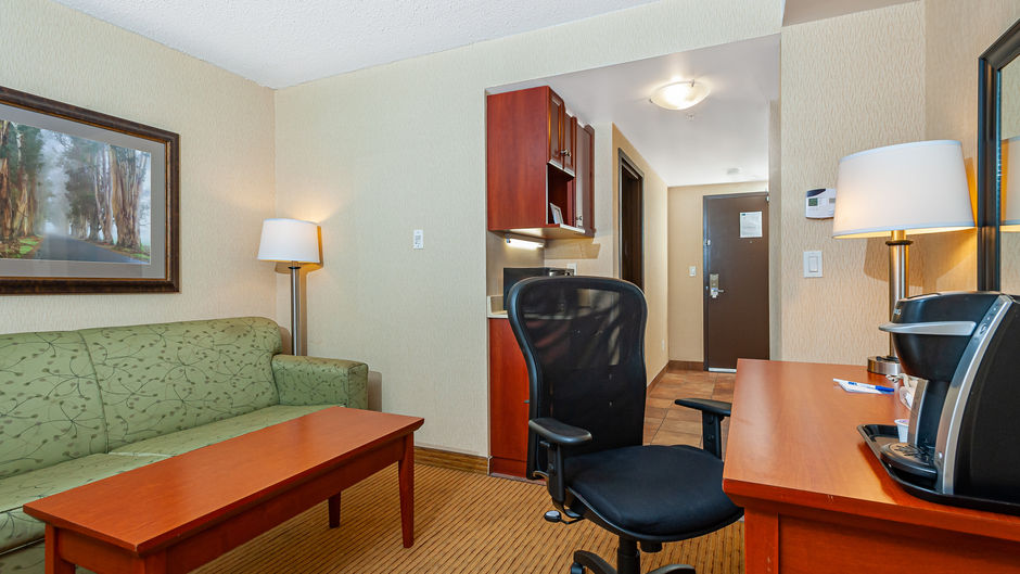 Holiday Inn Express & Suites Bowmanville Room