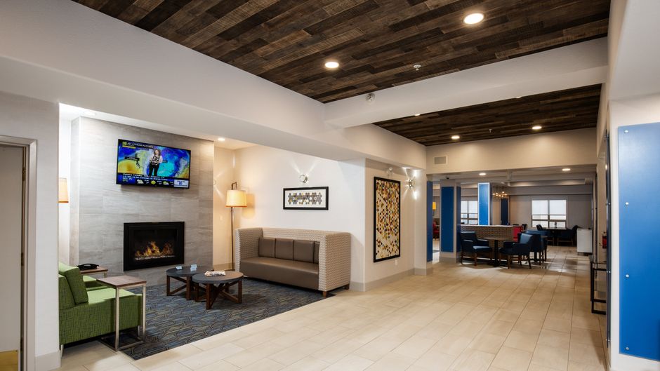 Holiday Inn Express Grande Prairie Lobby