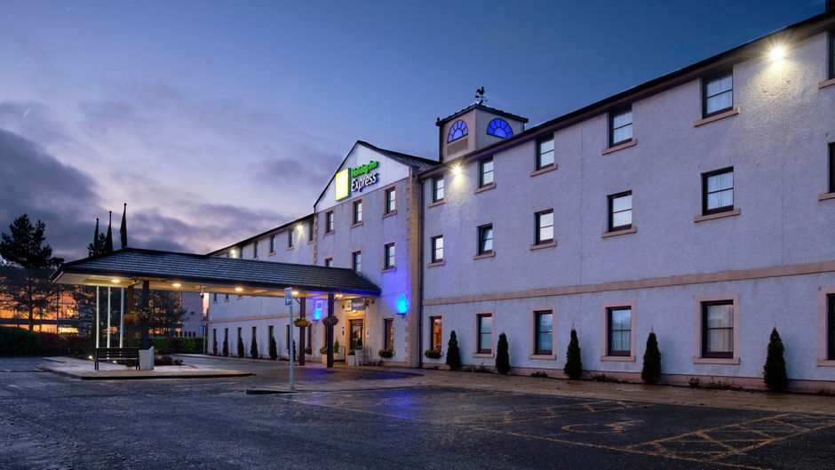 Holiday Inn Express Perth Exterior