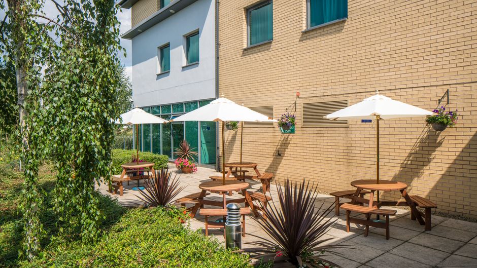 Holiday Inn Express Doncaster Exterior