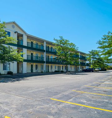 HomeTowne Studios Chicago - Waukegan