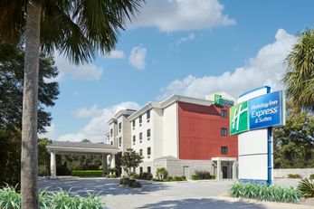 Holiday Inn Express Hotel & Suites