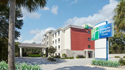 Holiday Inn Express Hotel & Suites