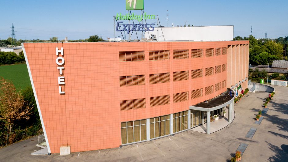 Holiday Inn Express Parma Exterior