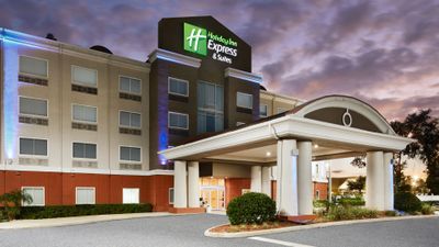 Holiday Inn Express Hotel & Suites