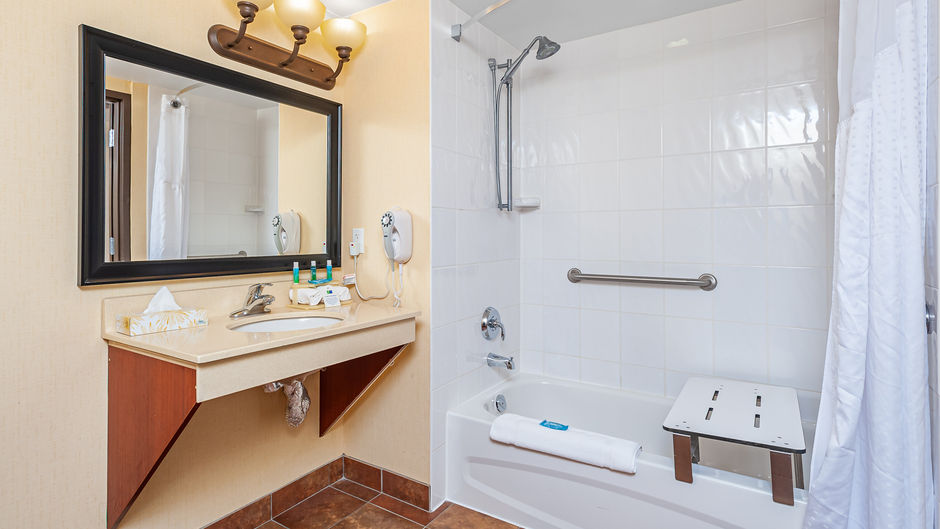 Holiday Inn Express & Suites Bowmanville Room
