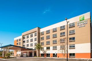 Holiday Inn Express & Suites Town Center