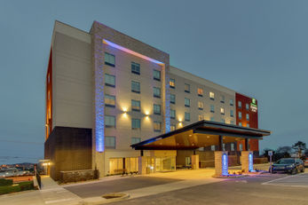 Holiday Inn Express & Suites MetroCenter