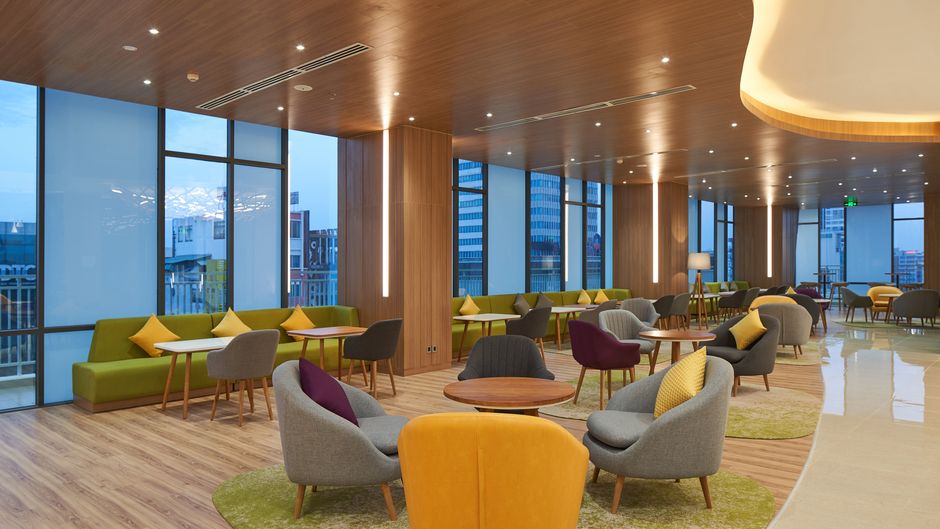Holiday Inn & Suites Saigon Airport Lobby