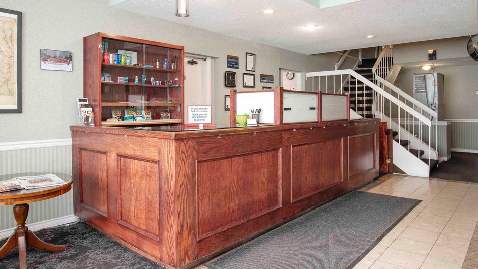 Sandman Inn Princeton Lobby