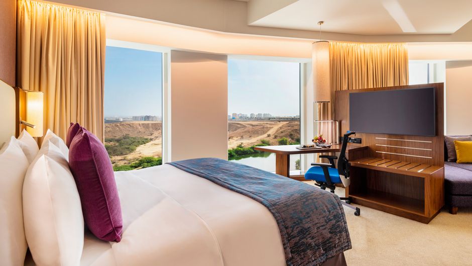 Crowne Plaza Muscat OCEC Suite
