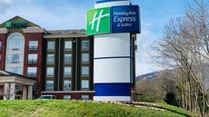 Holiday Inn Express Hotel & Suites