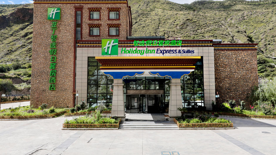 Holiday Inn Express Daocheng Yading Exterior