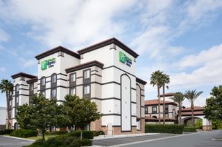 Holiday Inn Express & Suites Airport