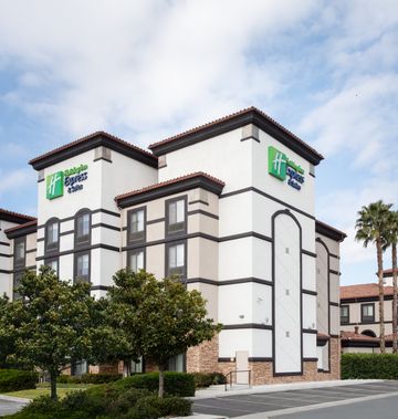 Holiday Inn Express & Suites Airport